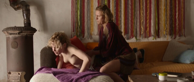 Franziska Weisz nude, Julia Franz Richter nude - Der Taucher (2019)