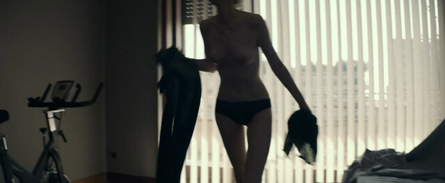 Elizabeth Debicki nude - The Burnt Orange Heresy (2019)