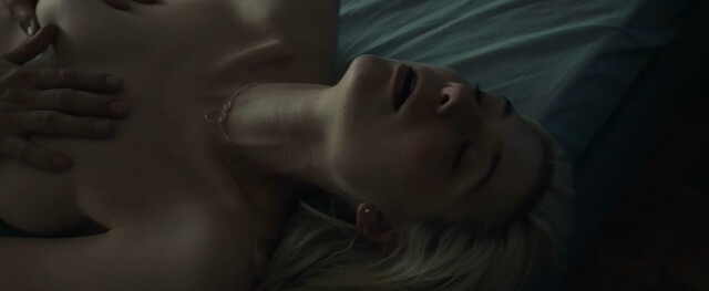 Elizabeth Debicki nude - The Burnt Orange Heresy (2019)