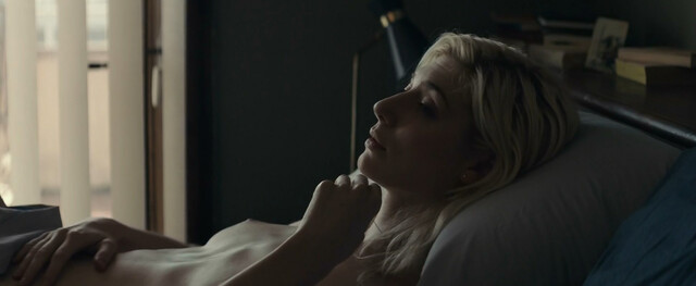 Elizabeth Debicki nude - The Burnt Orange Heresy (2019)