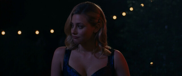 Lili Reinhart sexy - Chemical Hearts (2020)