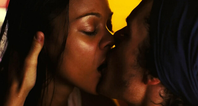 Zoe Saldana sexy - Haven (2004)