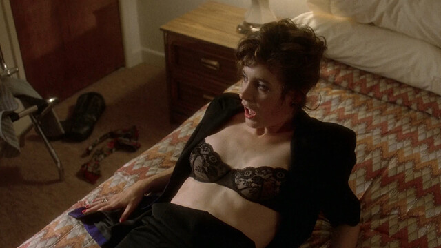 Isabella Rossellini sexy, Sean Young sexy - Cousins (1989)