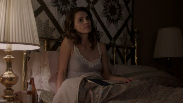 Keri Russell sexy– The Americans s04e02 (2016)