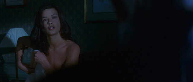 Catherine Zeta-Jones sexy - Entrapment (1999)