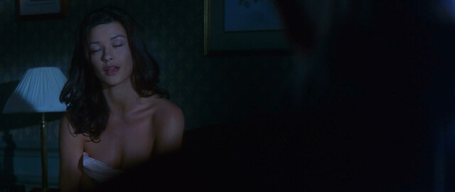 Catherine Zeta-Jones sexy - Entrapment (1999)