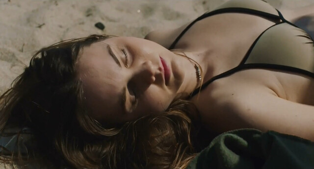 Liana Liberato sexy - The Beach House (2019)