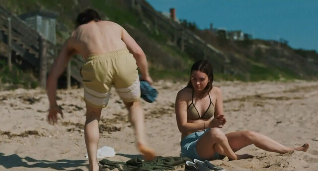 Liana Liberato sexy - The Beach House (2019)