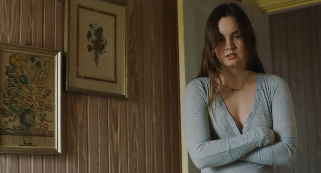 Liana Liberato sexy - The Beach House (2019)