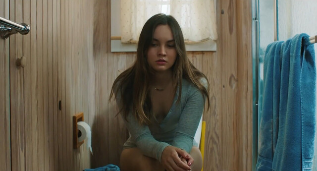 Liana Liberato sexy - The Beach House (2019)