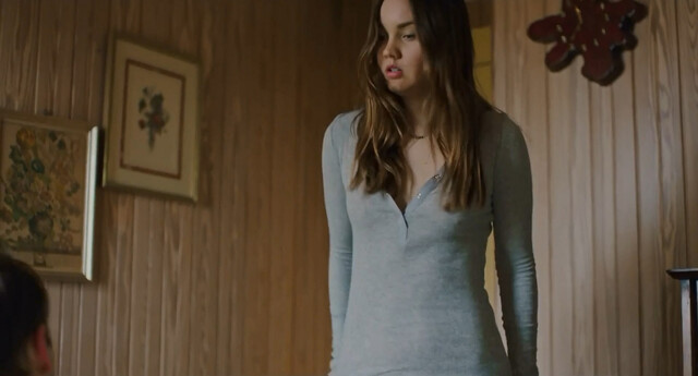 Liana Liberato sexy - The Beach House (2019)