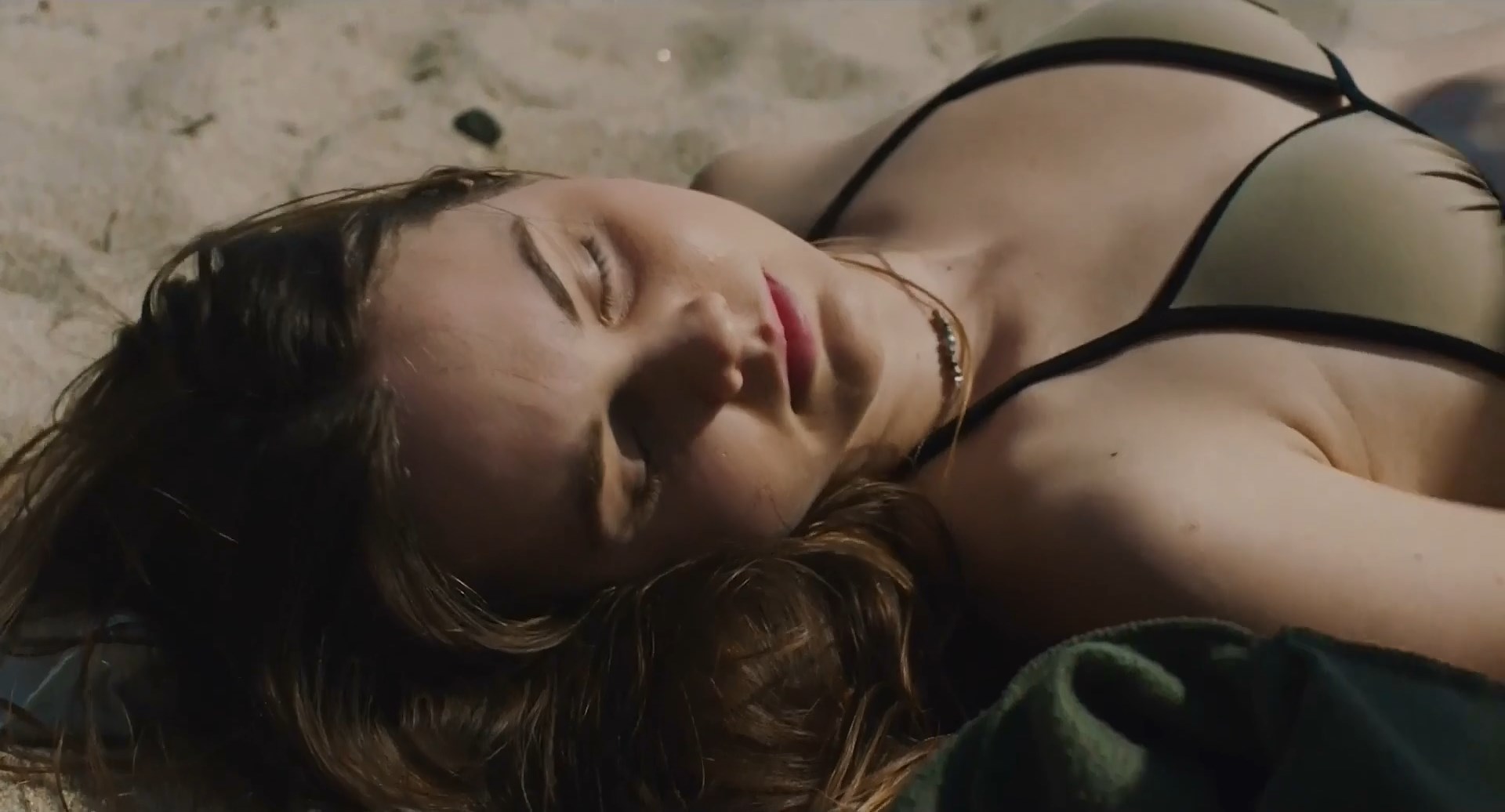 Liana Liberato sexy - The Beach House (2019)