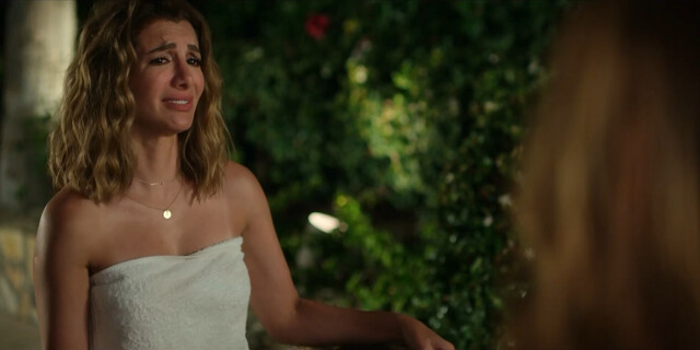 Nasim Pedrad sexy - Desperados (2020)