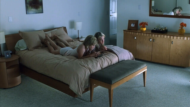 Alison Lohman sexy, Renee Zellweger sexy, Robin Wright sexy, Liz Stauber sexy - White Oleander (2002)