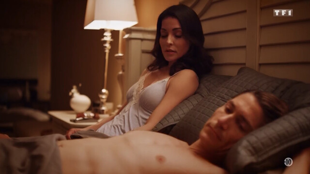 Emmanuelle Vaugier sexy - Stranger In The House (2016)