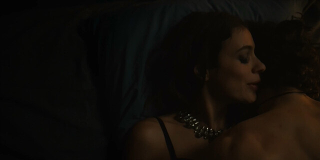 Laysla De Oliveira sexy, Hallea Jones sexy - Locke & Key s01e01-02 (2020)