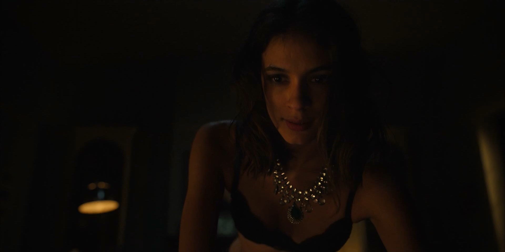 Laysla De Oliveira sexy, Hallea Jones sexy - Locke & Key s01e01-02 (2020)