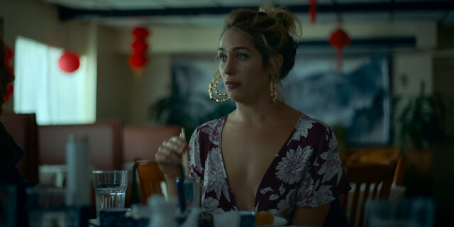 Lola Kirke sexy - Lost Girls (2020)