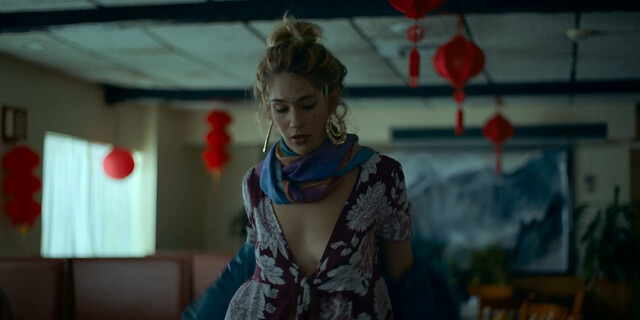 Lola Kirke sexy - Lost Girls (2020)