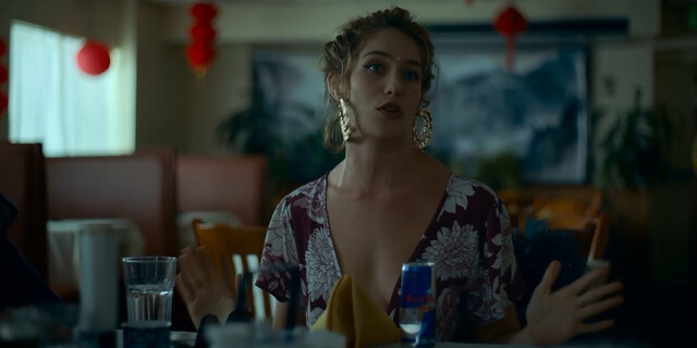 Lola Kirke sexy - Lost Girls (2020)