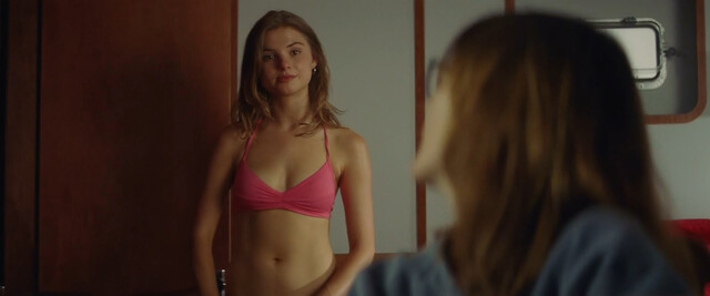 Stefanie Scott sexy - Mary (2019)