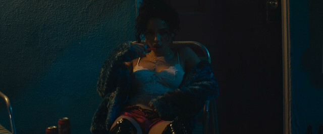 FKA Twigs sexy - Honey Boy (2019)