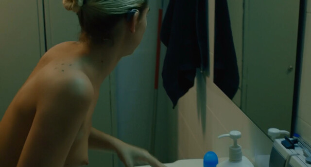 Greta Fernandez nude - La hija de un ladron (2019)