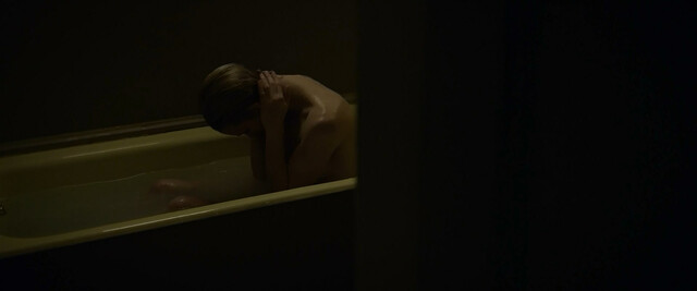 Mackenzie Davis sexy - The Turning (2020)