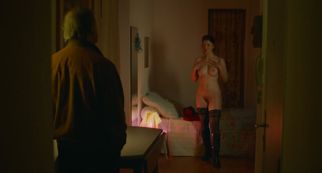 Mathilde Ulmer nude, Lola Naymark sexy, Anais Demoustier sexy - Gloria Mundi (2019)