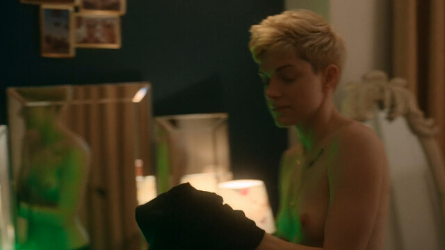 Mae Martin nude, Charlotte Ritchie sexy - Feel Good s01e01-05 (2020)