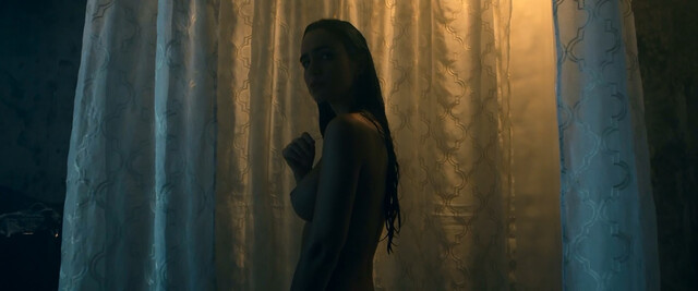 Alicia Sanz nude - En Brazos de un Asesino (2019)