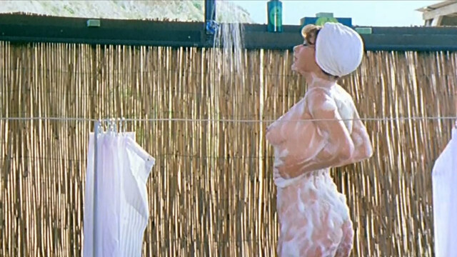 Edwige Fenech nude - La soldatessa alla visita militare (1977)