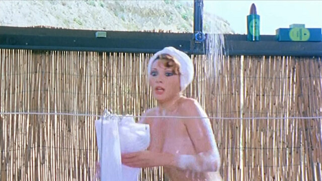 Edwige Fenech nude - La soldatessa alla visita militare (1977)