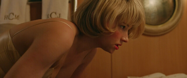 Haley Bennett sexy - Swallow (2019)