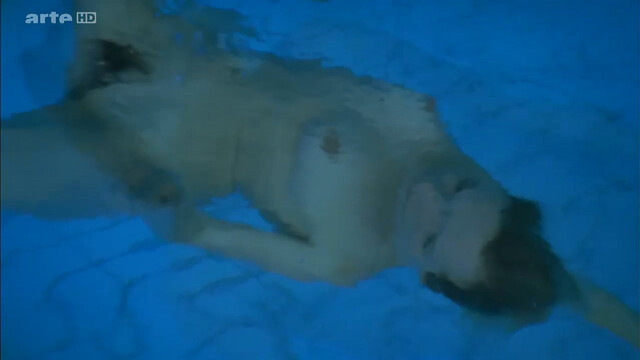 Julie-Anne Roth nude – Les vivants et les morts s01e06 (2009)