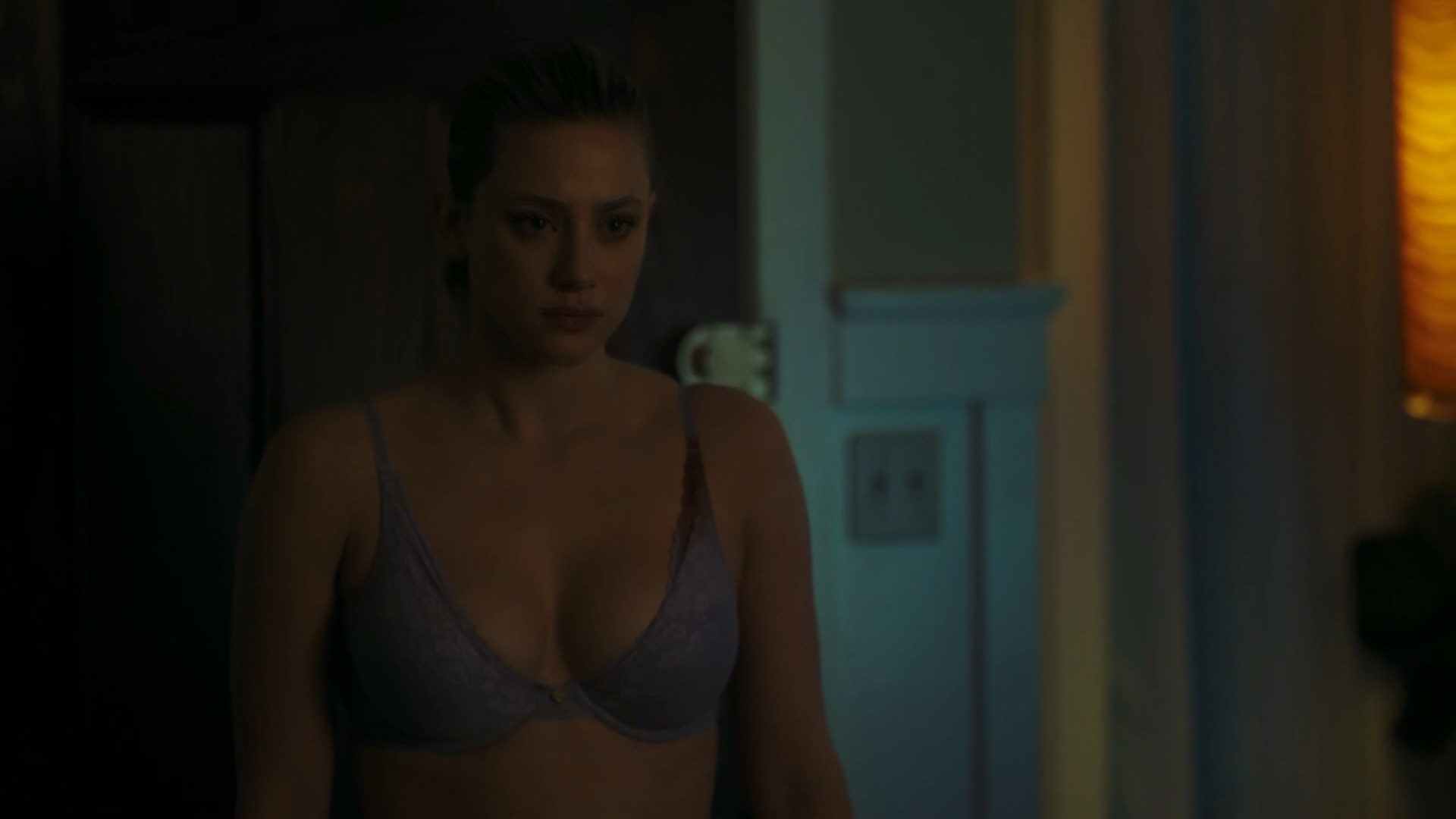 Lili Reinhart sexy, Camila Mendes sexy - Riverdale s04e14 (2020)