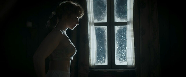 Vica Kerekes nude - Apro mesek (2019)