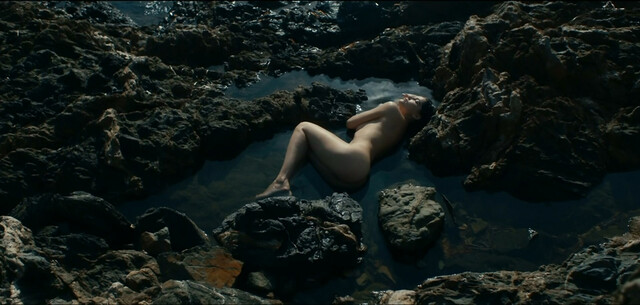 Laetitia Casta nude, Noee Abita nude - Une ile s01e01-06 (2019)