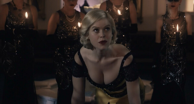 Alice Eve sexy - Bees Make Honey (2017)