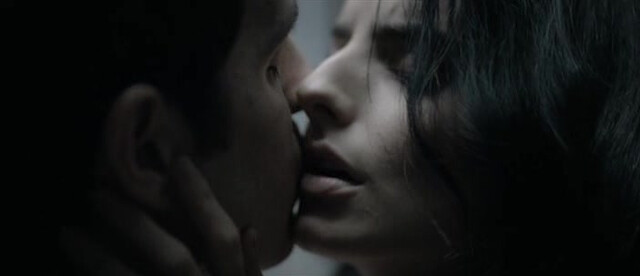 Alejandra Guilmant sexy,  Aislinn Derbez sexy - A la mala (2015)