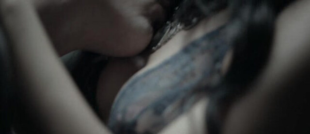 Alejandra Guilmant sexy,  Aislinn Derbez sexy - A la mala (2015)