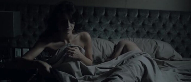 Alejandra Guilmant sexy,  Aislinn Derbez sexy - A la mala (2015)