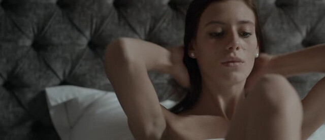 Alejandra Guilmant sexy,  Aislinn Derbez sexy - A la mala (2015)