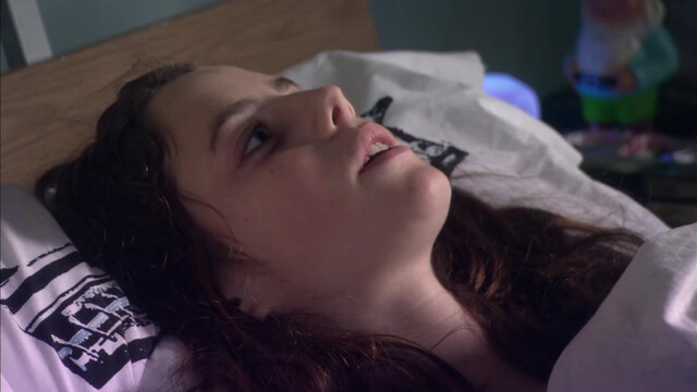 Kaya Scodelario sexy - Skin s03e08 (2009)