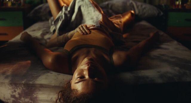 Zendaya sexy - Euphoria s02e04 (2022)