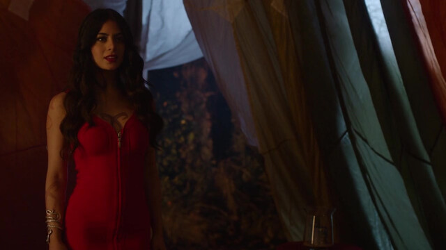 Emeraude Toubia sexy - Shadowhunters s01e03 (2016)