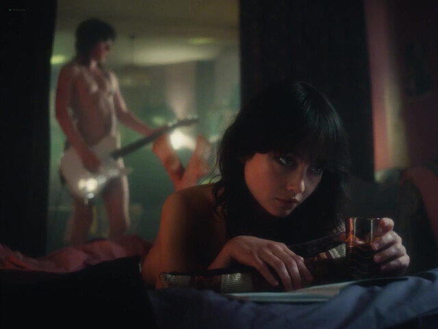 Sydney Chandler nude, Maisie Williams nude, Emma Appleton sexy - Pistols (2022)