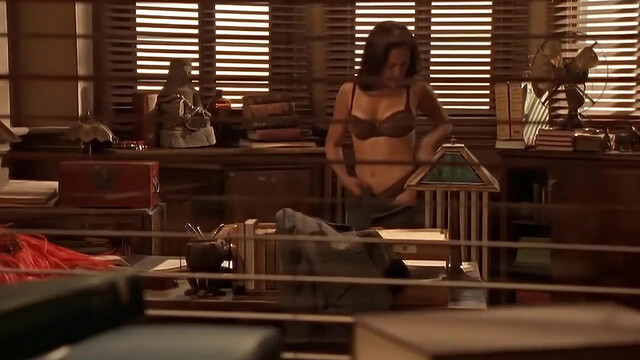 Tia Carrere sexy - Relic Hunter s01e01 (1999)