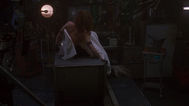 Dina Meyer sexy – Johnny Mnemonic (1995)