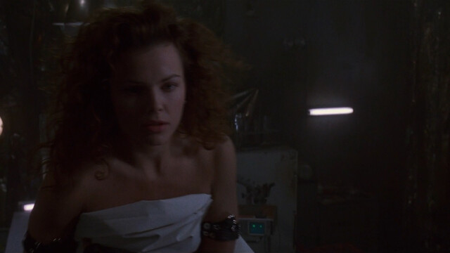 Dina Meyer sexy – Johnny Mnemonic (1995)